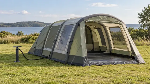 Et stort campingtelt med luftpumpe på en græsplads