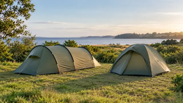 Et tunneltelt og et kuppeltelt ved siden af hinanden på en campingplads